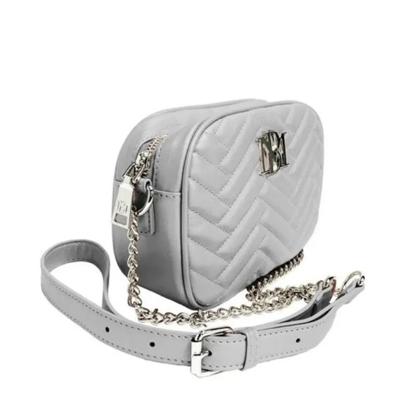 BADGLEY MISCHKA Silver quilted camera bag with silver hardware chain crossbody - Picture 2 of 3